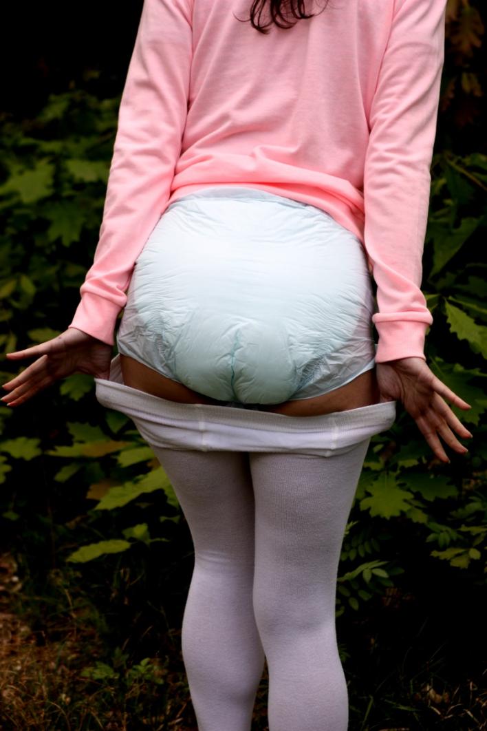 I’m diapered in the woods (6 pics) – ABDLgirl