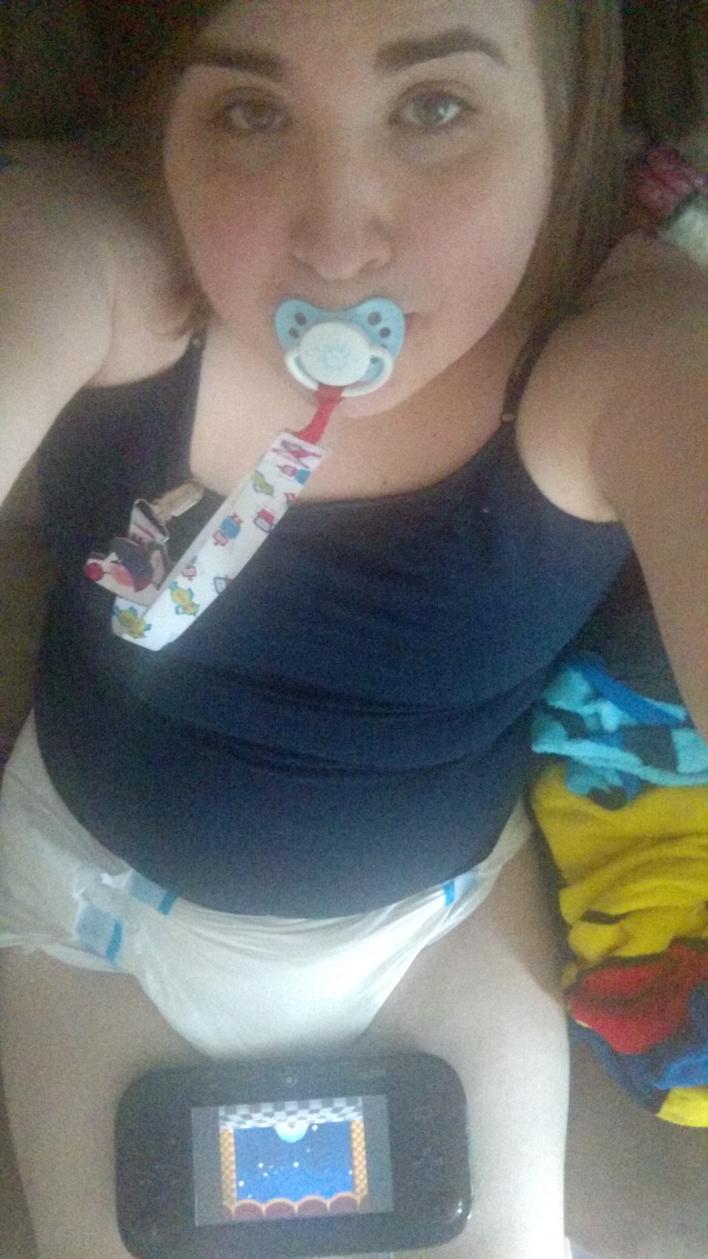 It's hot in the apartment, so time for no pants, tank top, fan on, and paper Mario! - Imgur
