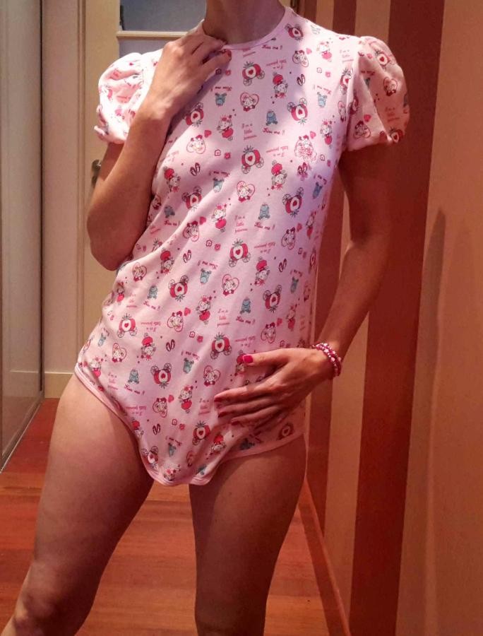 I’m taking off my onesie and diaper (slideshow, 26 pics) | ABDLgirl