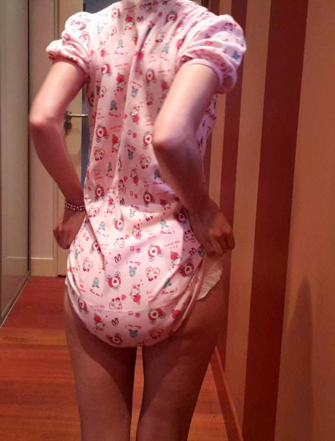I’m taking off my onesie and diaper (slideshow, 26 pics) | ABDLgirl