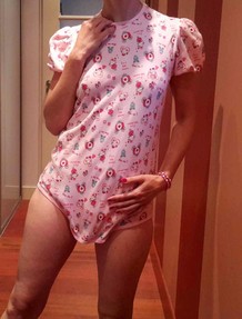 I’m taking off my onesie and diaper (slideshow, 26 pics) | ABDLgirl
